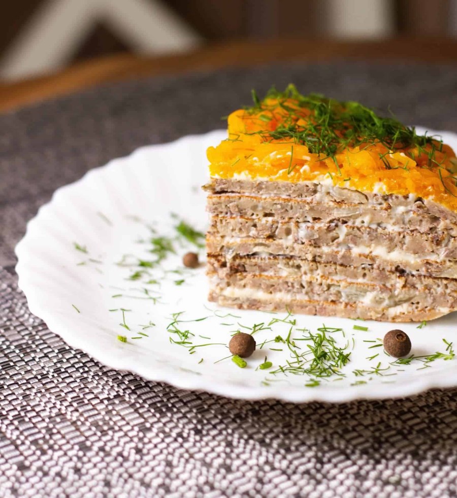 Печеночный торт с луком и морковью