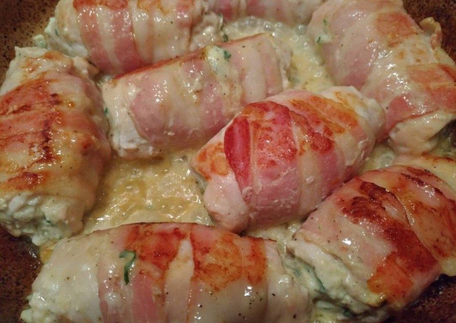 Рулетики из куриной грудки с беконом в духовке
