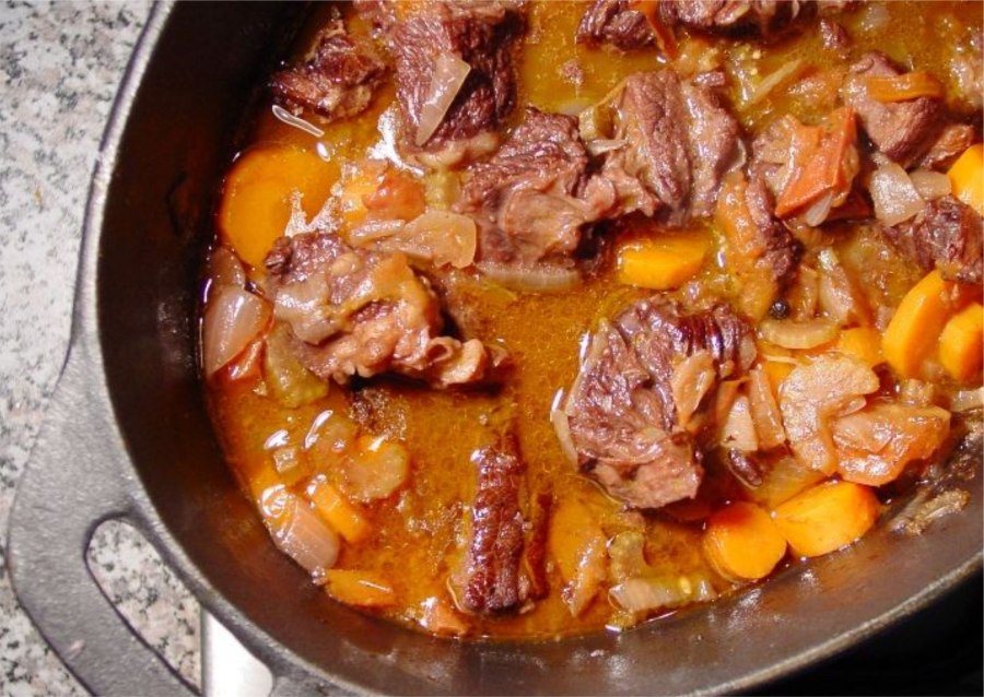 Тушёная говядина с луком и морковью
