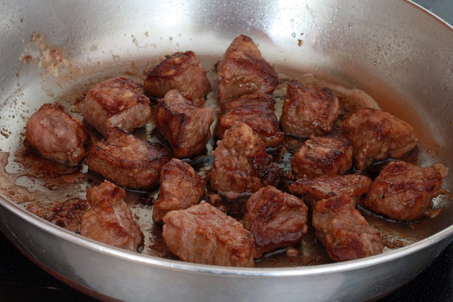 Тушеное мясо в казане