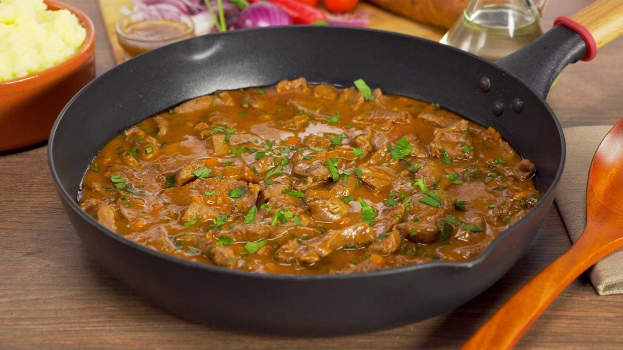 Мясо в подливе с овощами