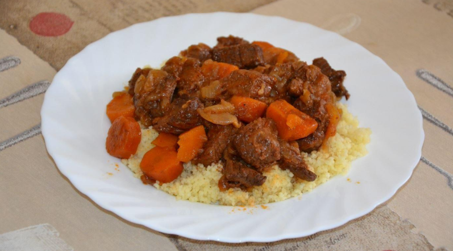 Гуляш с морковью и луком