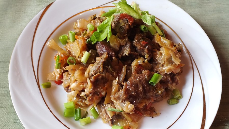 Мясо тушеное с луком