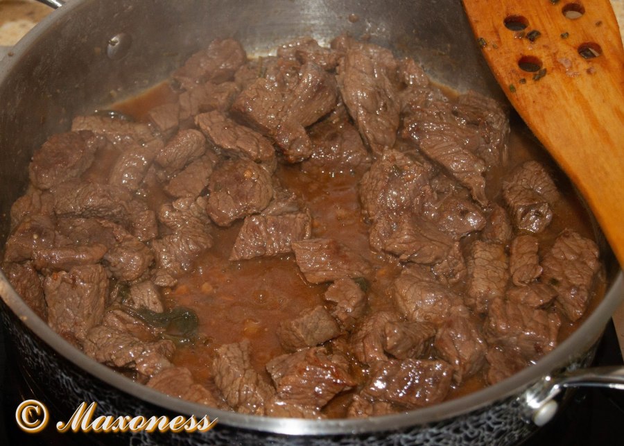 Мясо тушеное с луком