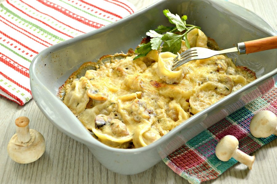 Пельмени в духовке с сыром и сметаной