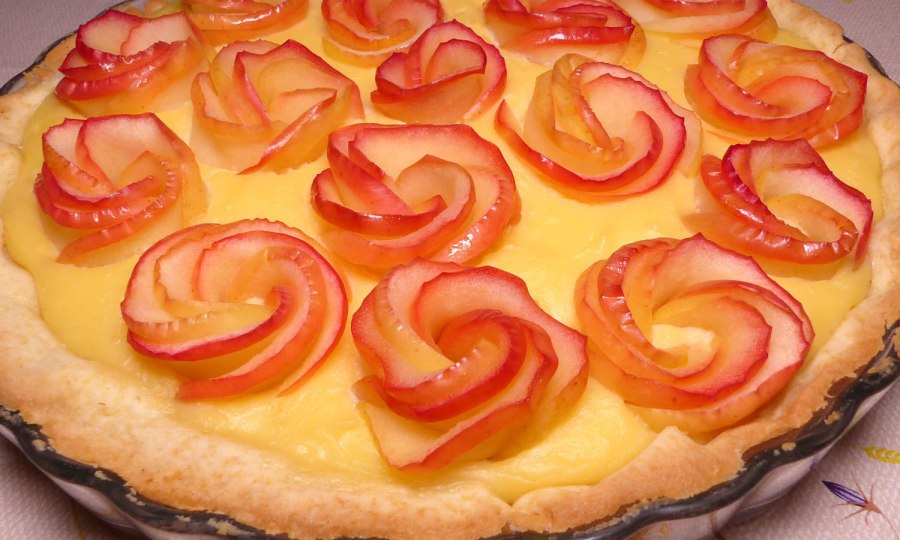 Шарлотка с розочками из яблок