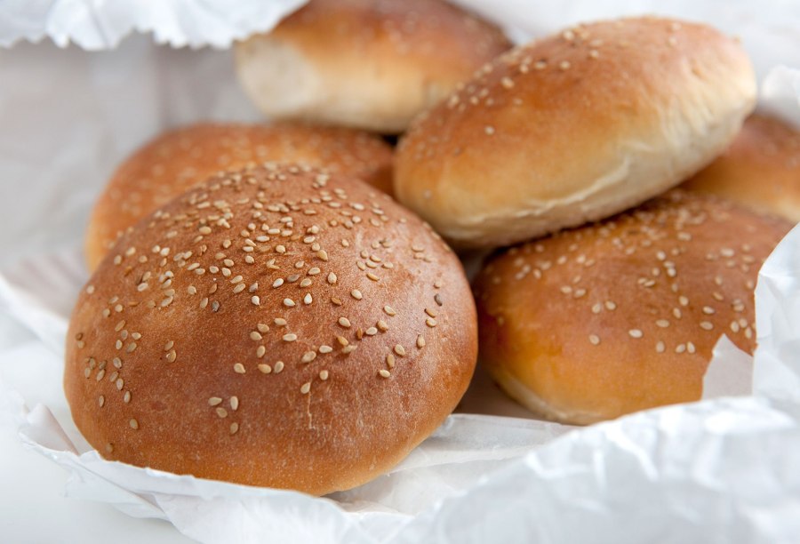 Булочка французская с кунжутом