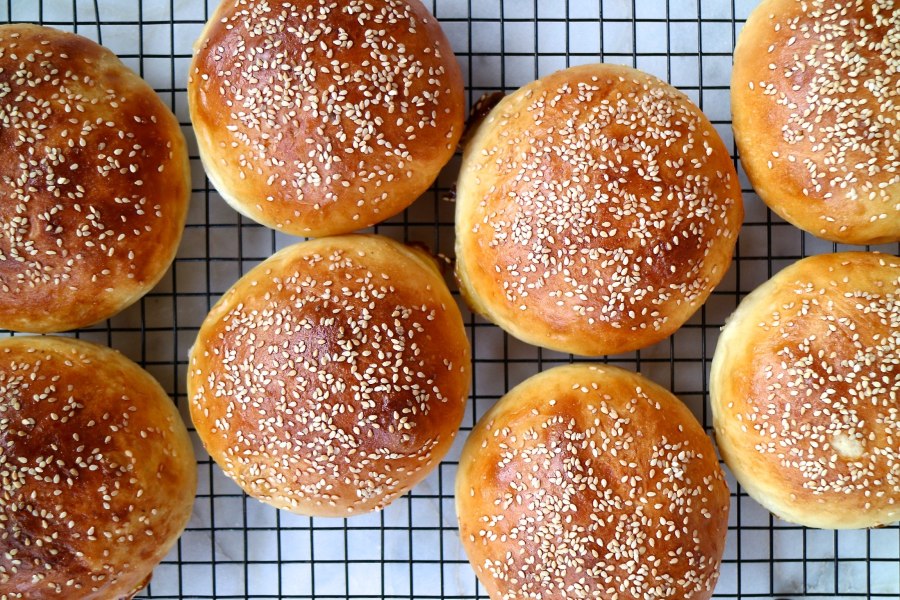 Булочка посыпанная маком