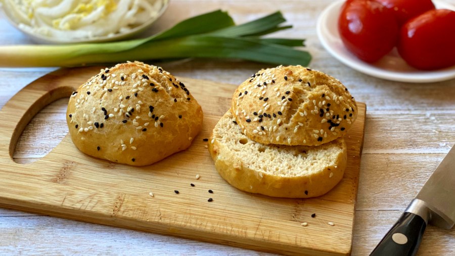 Булочка с кунжутом это. Булочка с кунжутом. Булочка Алтайская. Сырные булочки. Выпечка с кунжутом
