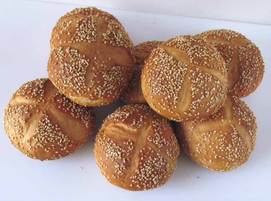 Круглые булочки с кунжутом