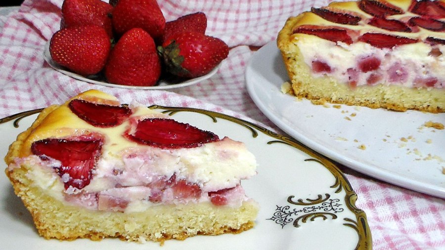Песочный пирог с творогом и клубникой