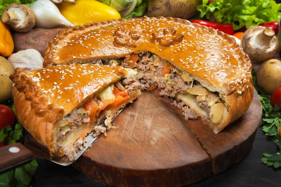 Красивый мясной пирог