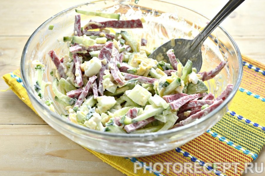 Салат с копченой колбасой и огурцами