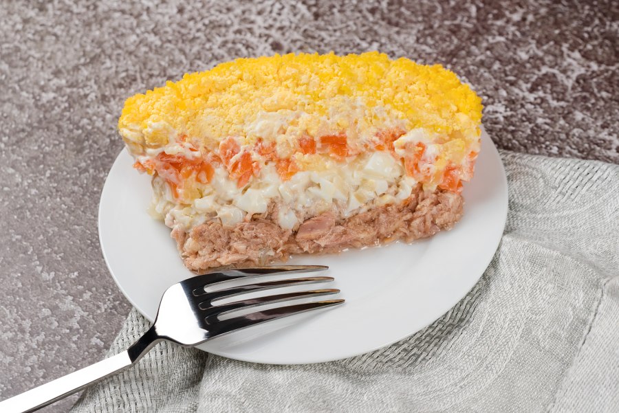 Салат Мимоза на белом фоне
