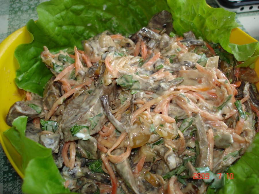 Салат Обжорка с куриной печенью и морковью по корейски