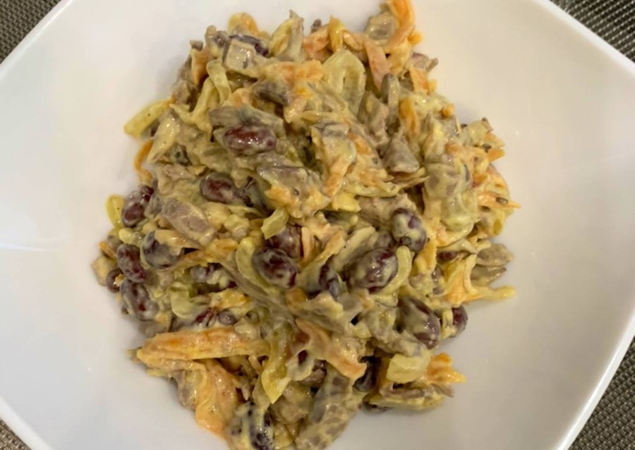 Салат с красной фасолью и печенью куриной