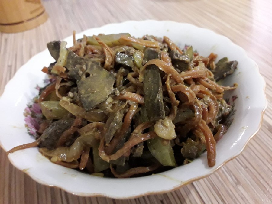 Салат с печенкой и солеными огурцами