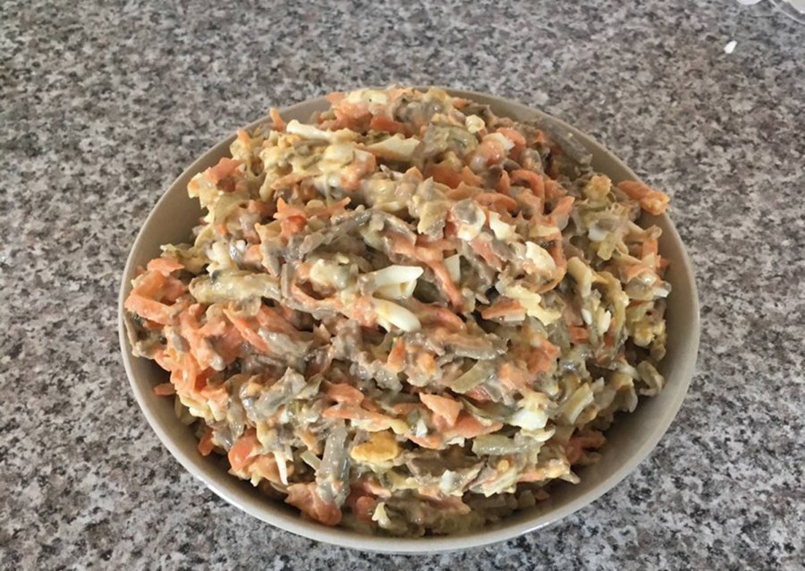 Салат Обжорка с печенью и солеными огурцами