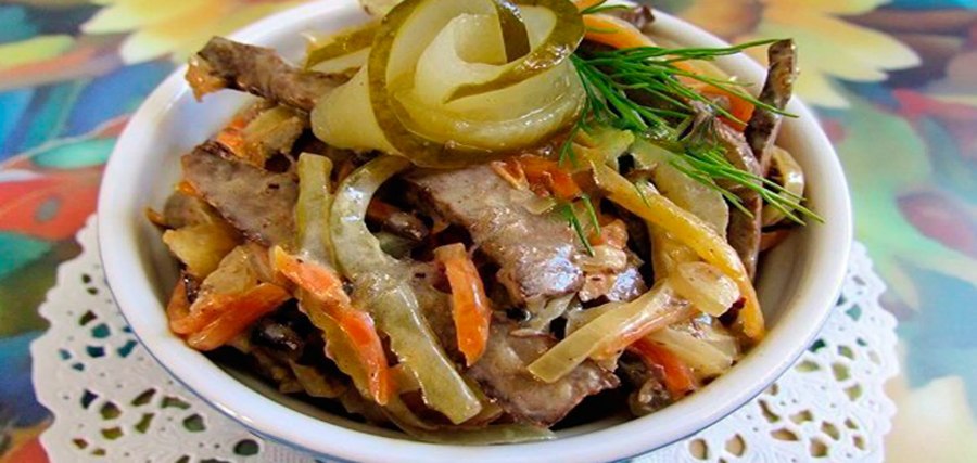 Салат из печени с солеными огурцами