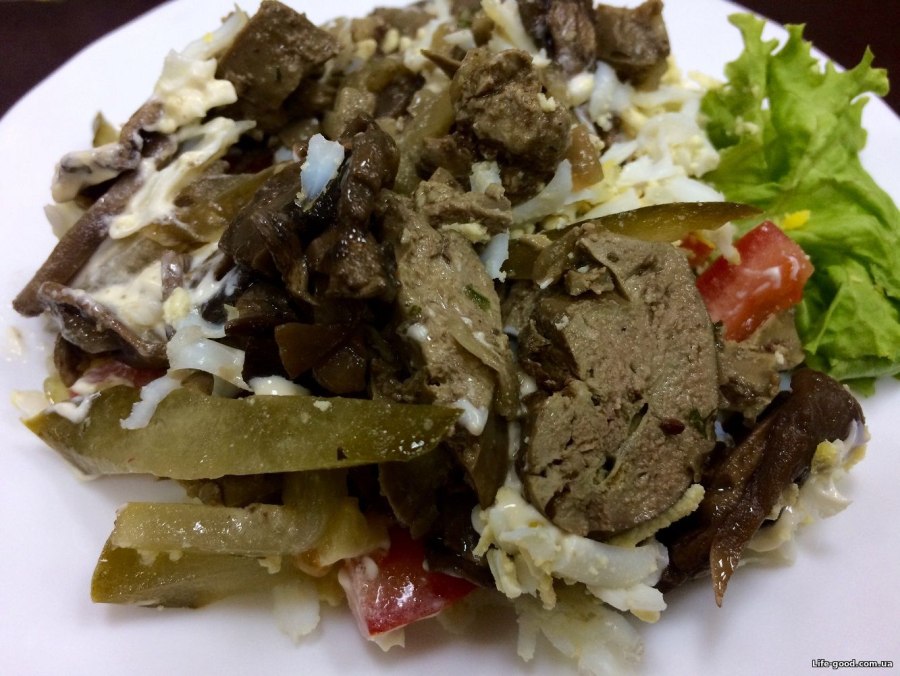 Салат с куриной печенью и солеными