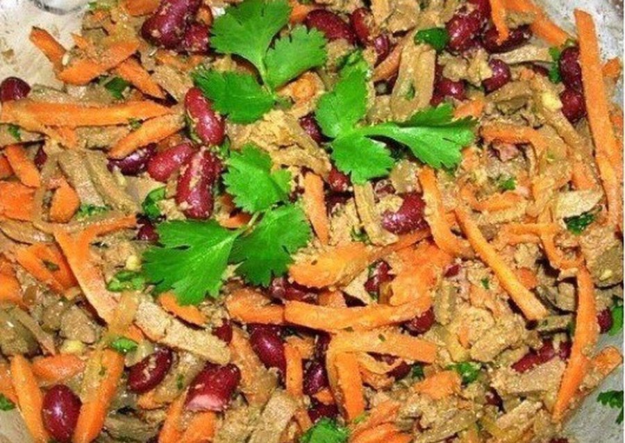Салат с печенью и фасолью