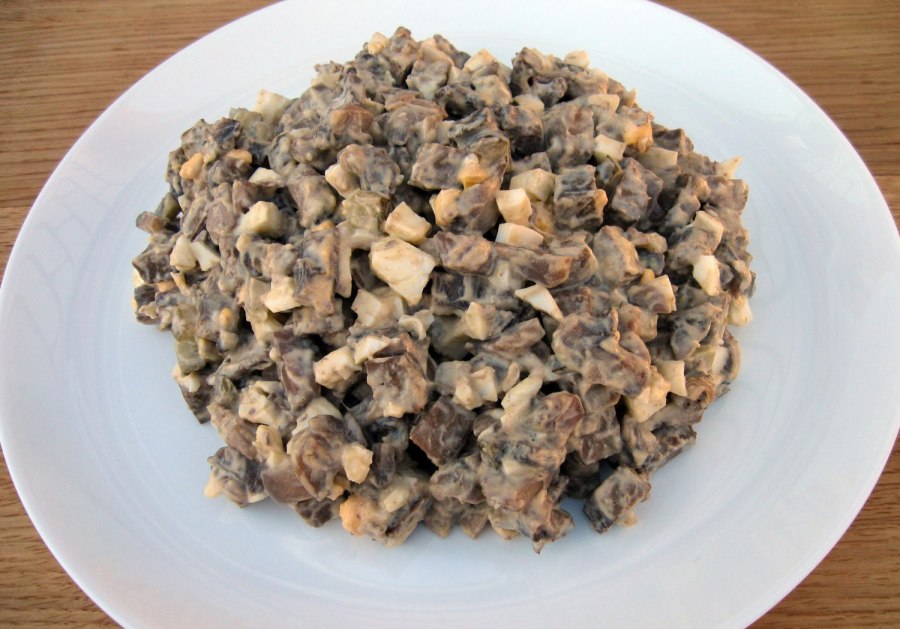 Вкусный салат из говяжьей печени