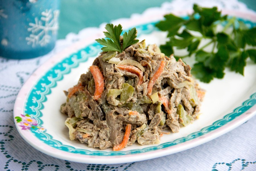 Салат Обжорка с печенью и солеными огурцами