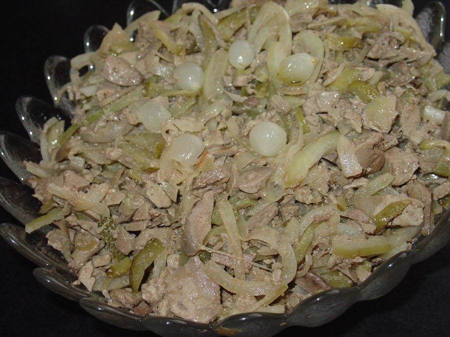 Салат из куриной печени с соленым огурцом