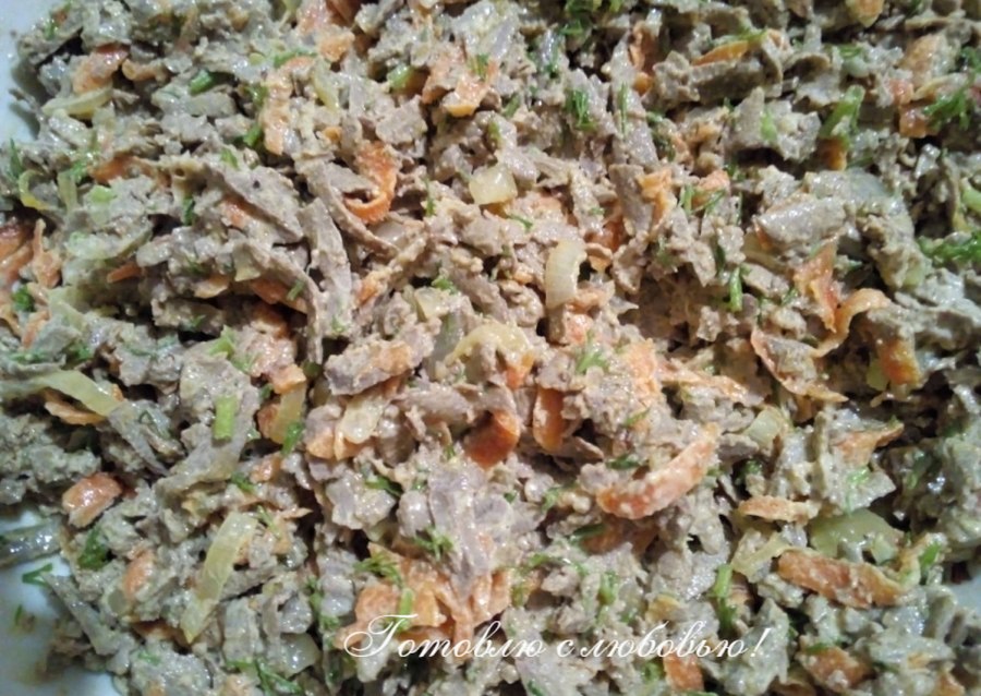 Салат из печени и моркови с луком