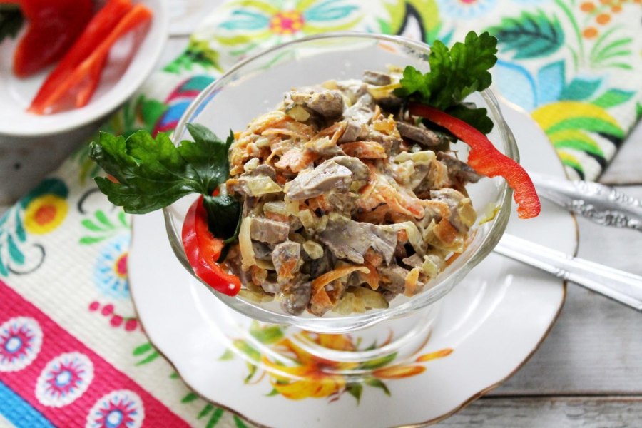 Салат Обжорка с куриной печенью и солеными огурцами