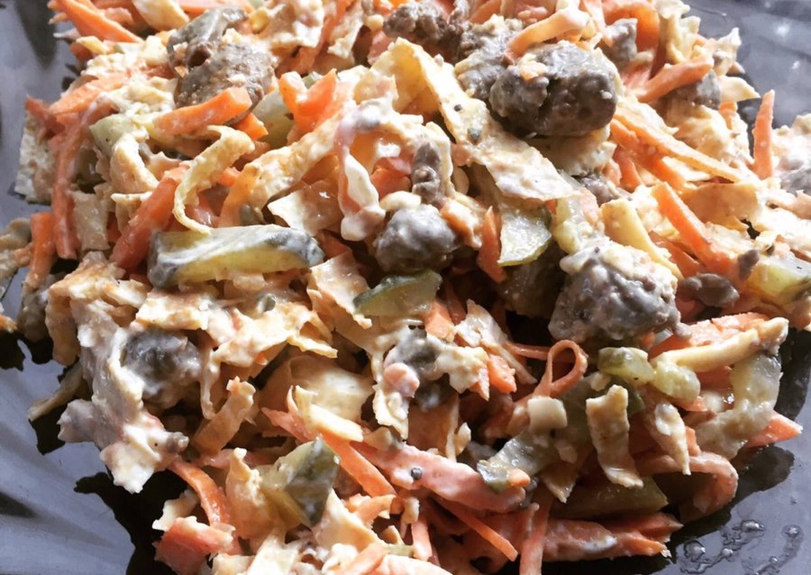 Салат Обжорка с куриной печенью и солеными огурцами