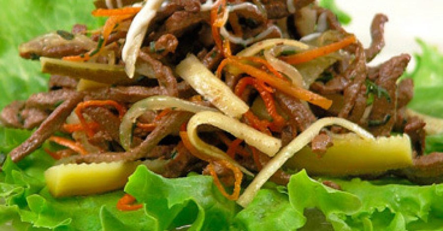 Салат с печенью и солеными огурцами