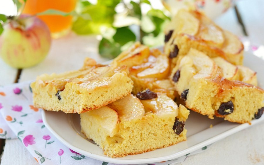 Шарлотка с фруктами