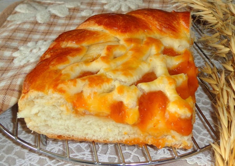 Дрожжевой пирог с джемом