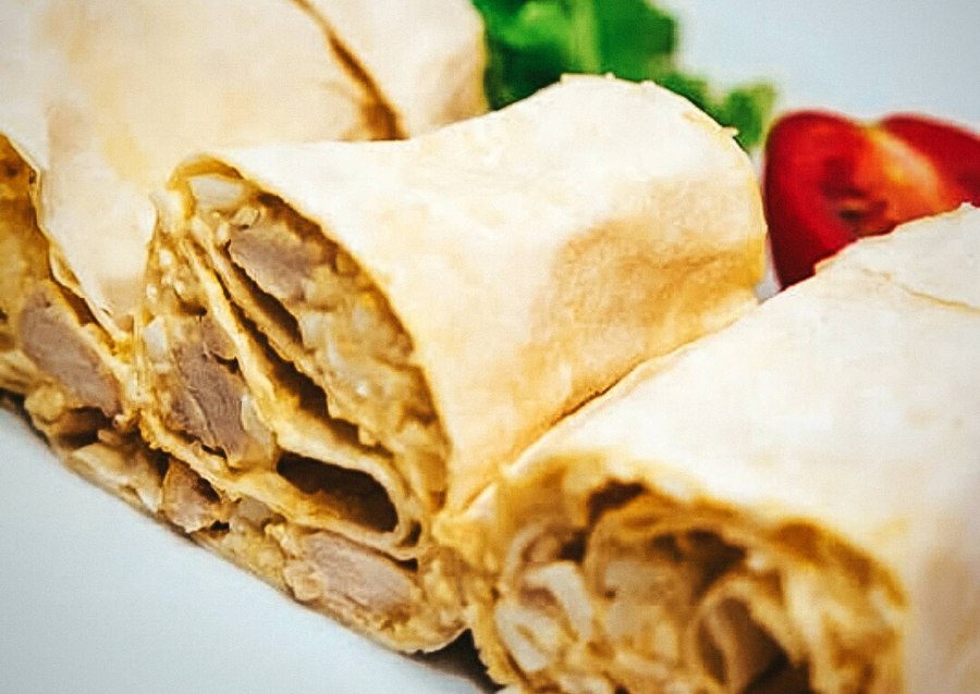 Рулет из лаваша с курицей и грибами и сыром