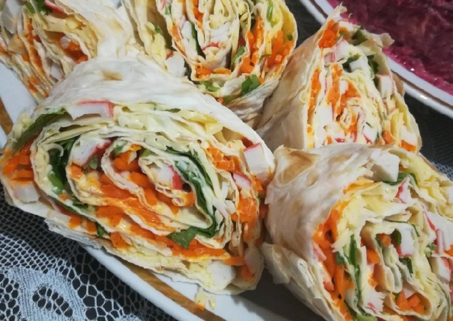 Рулет из лаваша с корейской морковью и крабовыми палочками