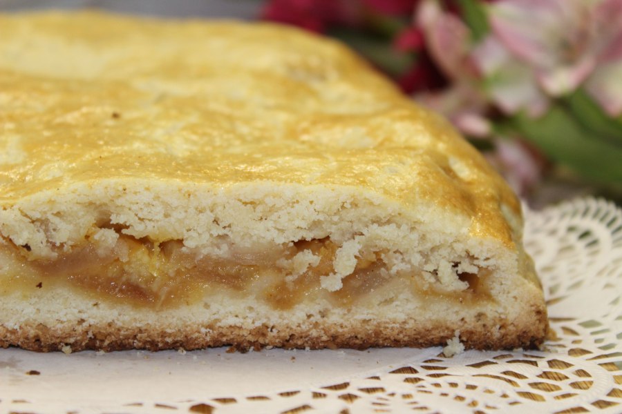 Песочный пирог с персиками консервированными