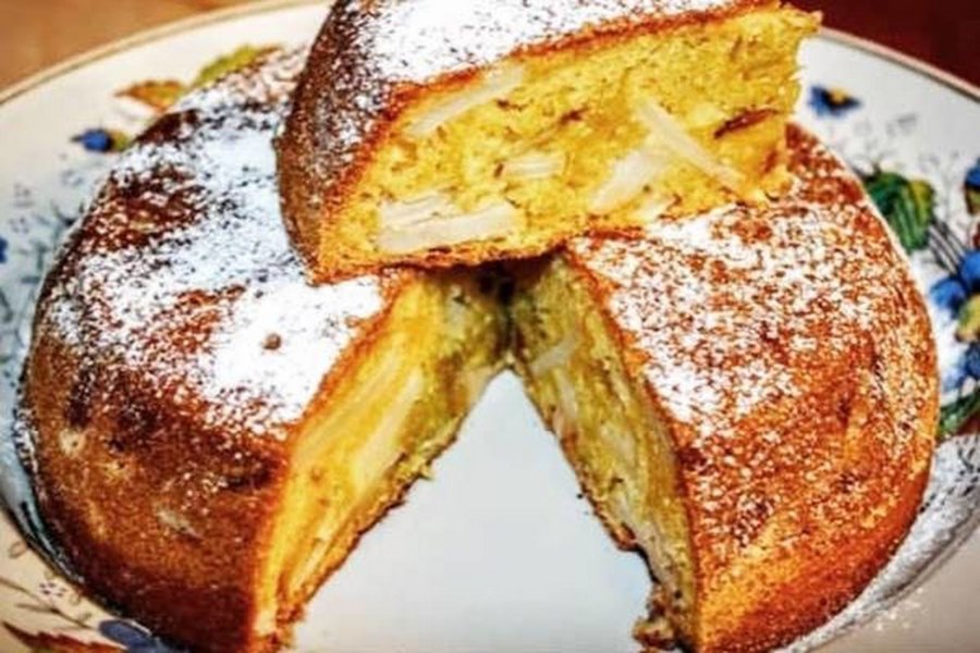 Шарлотка с яблоками на кефире