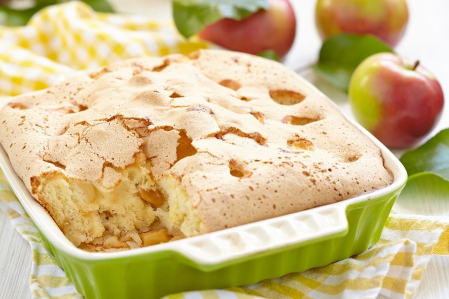 Шарлотка пышная с яблоками