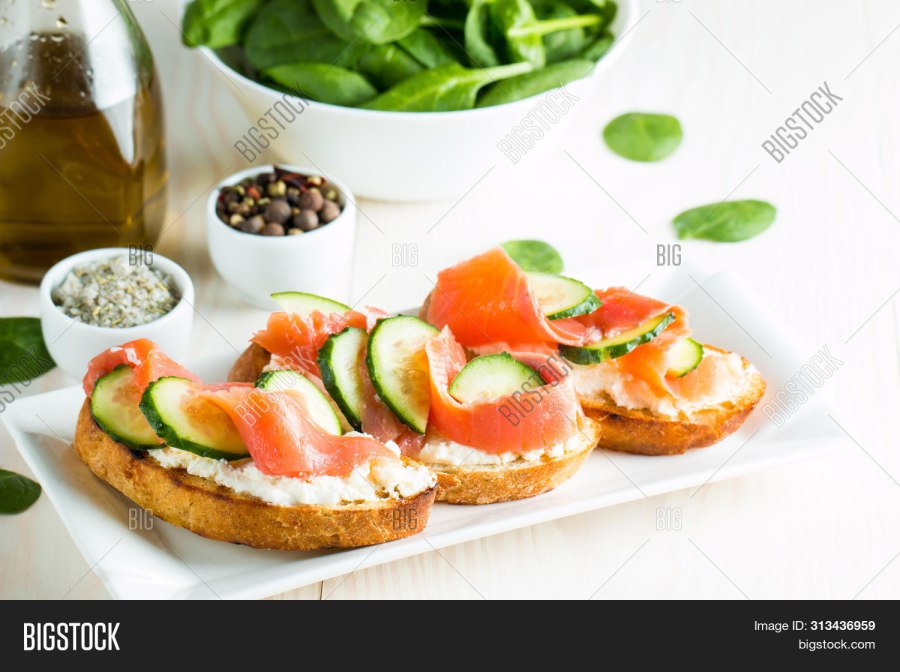 Брускетта с лососем и творожным сыром и огурцом