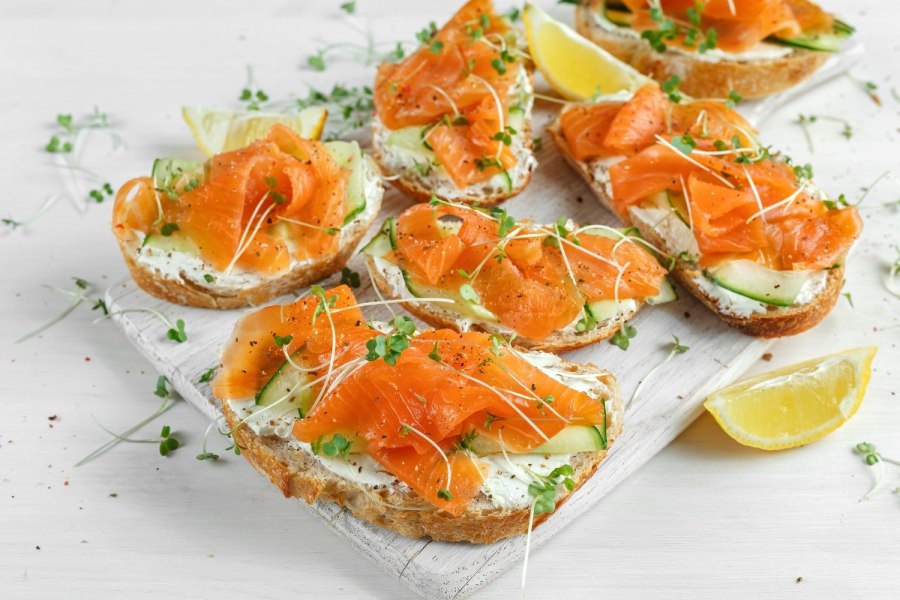 Брускетты с красной рыбой и творожным сыром и огурцом