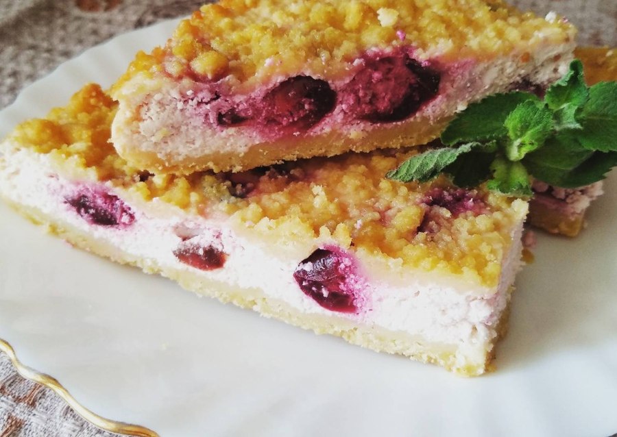 Очень вкусная творожная запеканка с вишней
