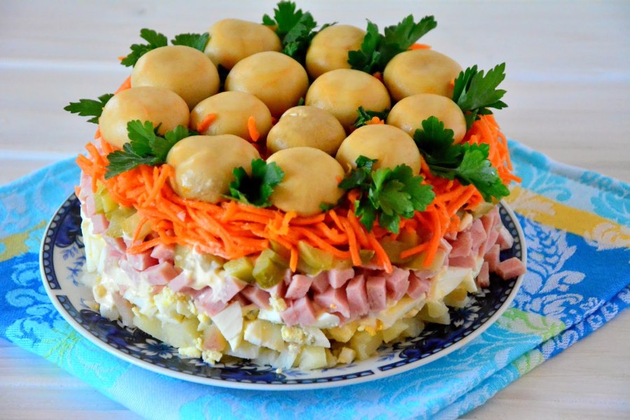 Салат с ветчиной и маслинами