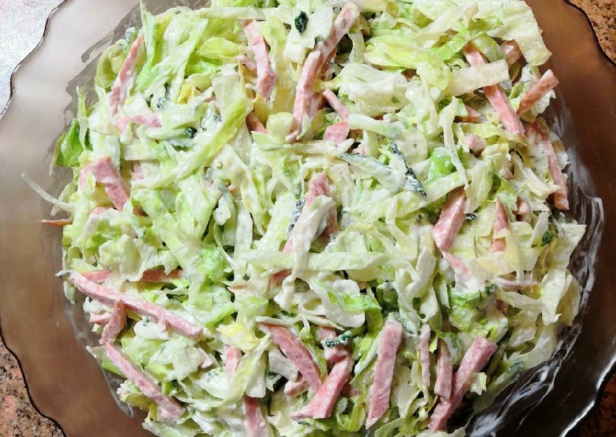 Салат соломка с копченой колбасой и огурцом