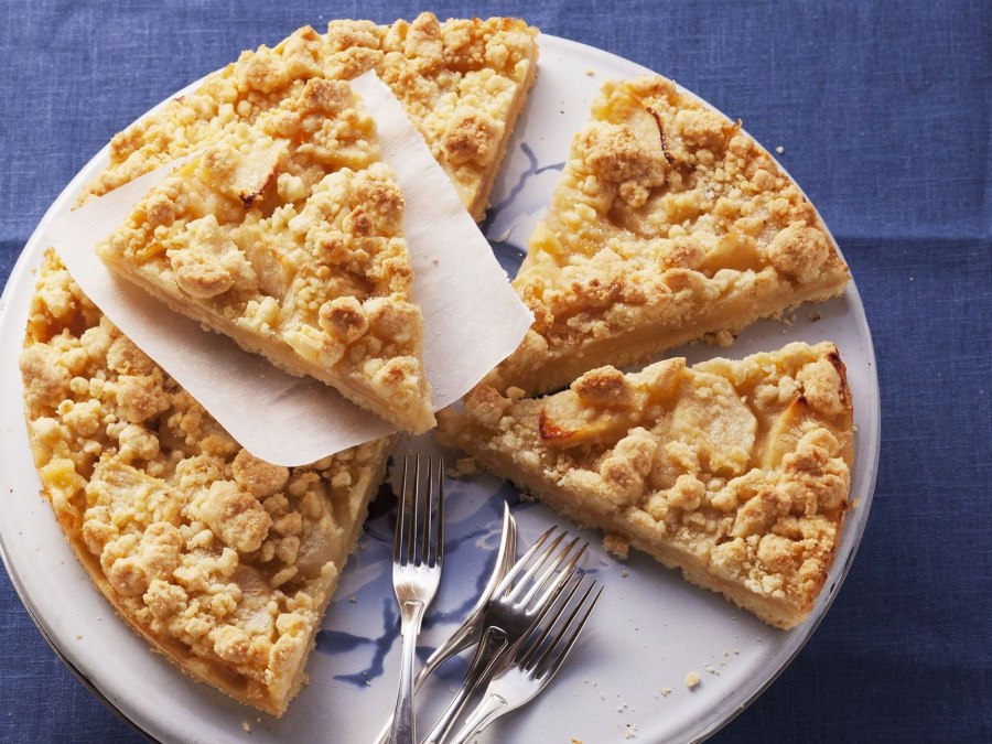 Песочный пирог с яблоками и крошкой