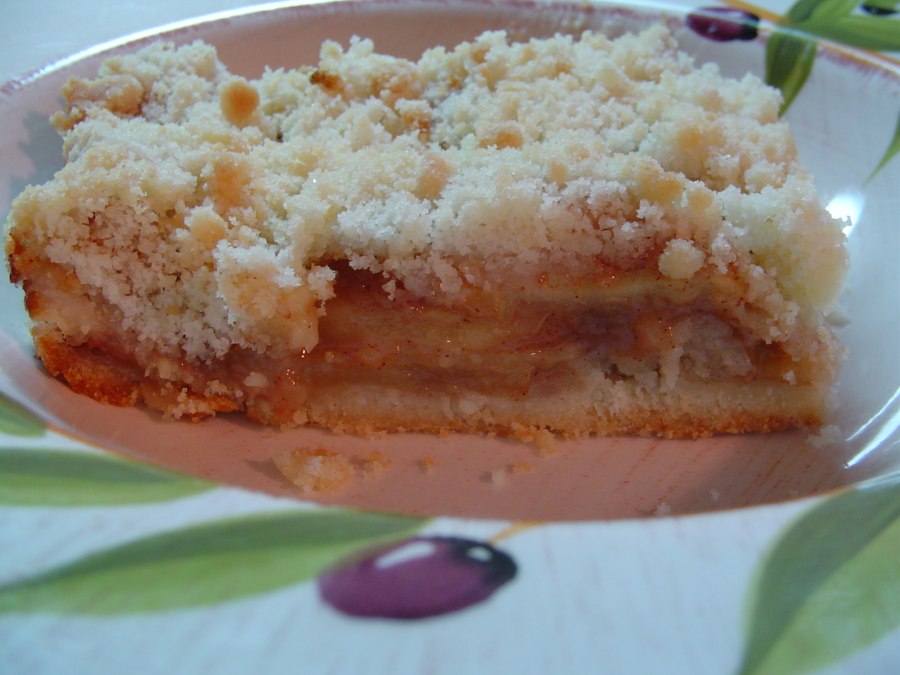 Песочный пирог с яблоками и крошкой
