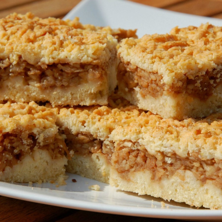 Песочный пирог с яблоками и безе