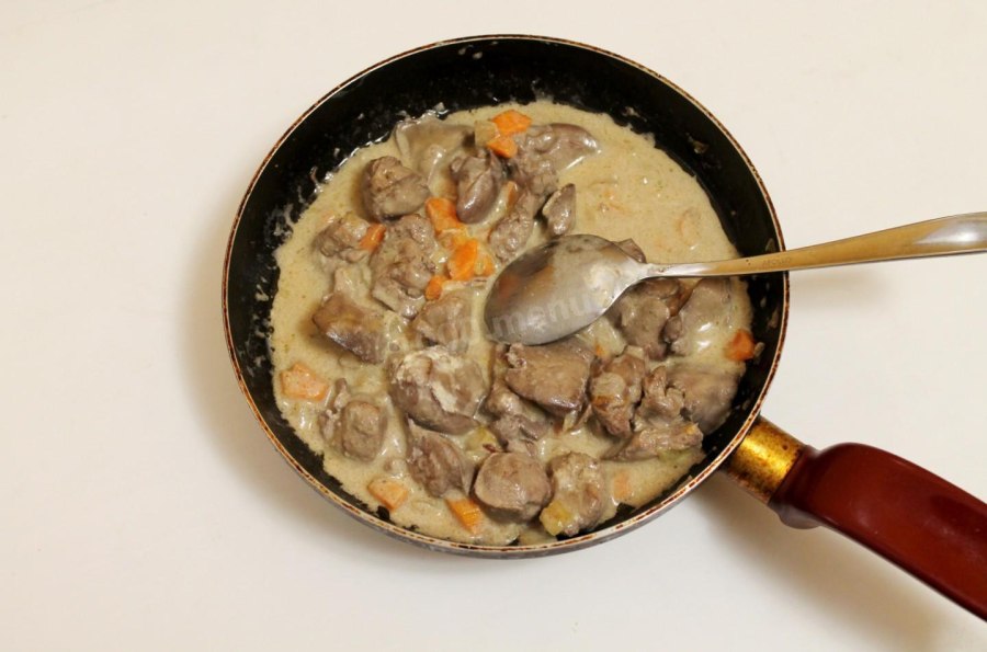 Печень куриная в сметане с луком и морковью