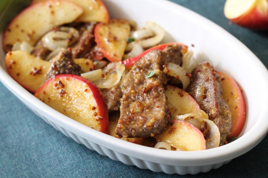 Печень с яблоками и луком