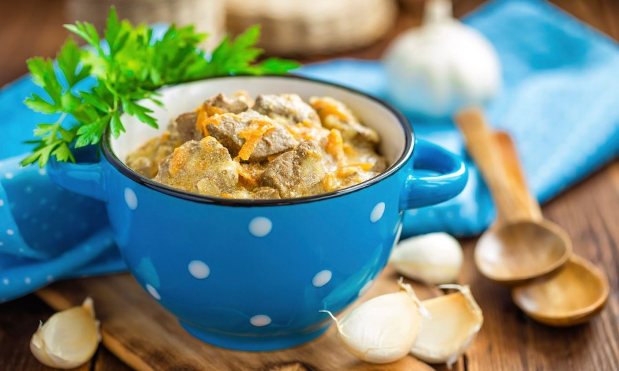 Печень куриная тушеная в сметане
